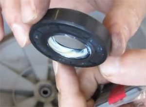 Смажете уплътнението на пералната машина
