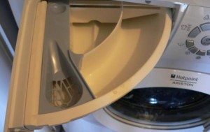 Къде да излея балсама в пералнята Hotpoint-Ariston?