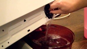източване на водата и почистване на филтъра