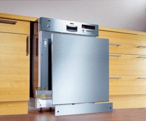 Закрепване на предната част към съдомиялната машина