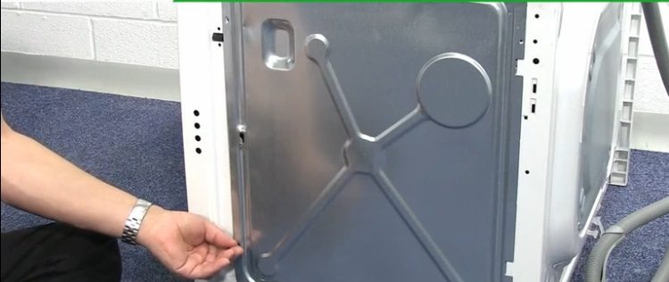 дъното е покрито с капак, развийте винтовете
