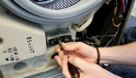 развийте гайката на нагревателния елемент