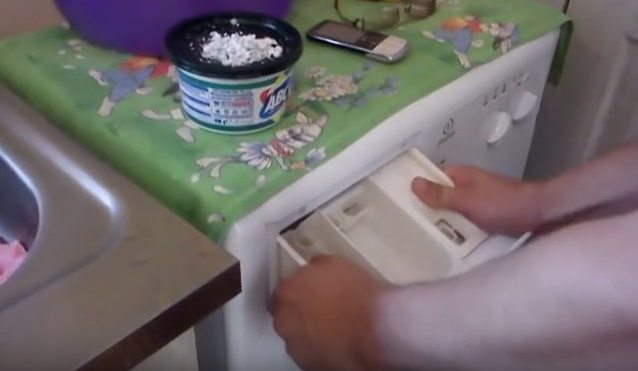 тава в пералня Indesit