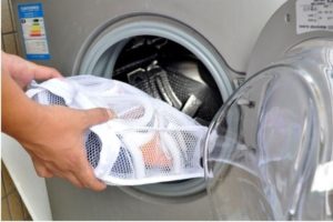 поставете чехлите в торбата за пране