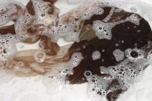 накиснете чорапогащника за кратко в топла вода