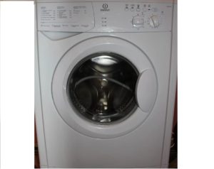 Indesit WIUN 105 изглед отпред