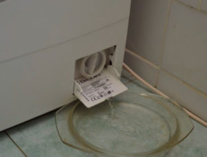 източване на вода от Electrolux