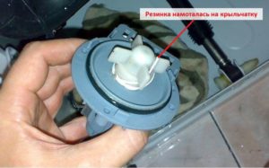 гумената лента е увита около работното колело на помпата