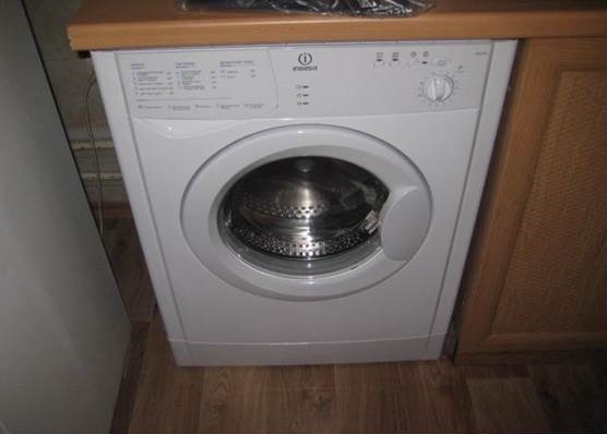 опция за монтаж на Indesit в кухнята