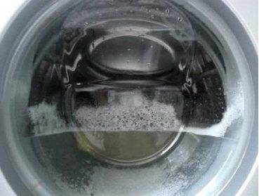 водата остава в резервоара