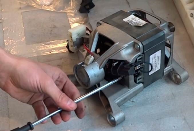 След като извадим двигателя, проверяваме четките.