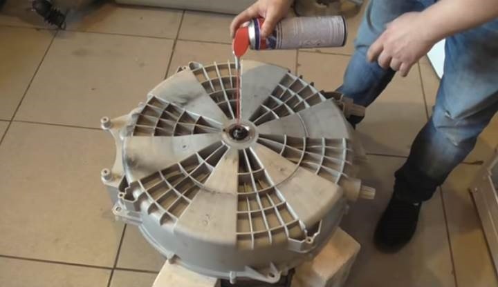 Смажете заседналата част с WD-40