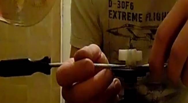 натиснете работното колело с две плоски отвертки