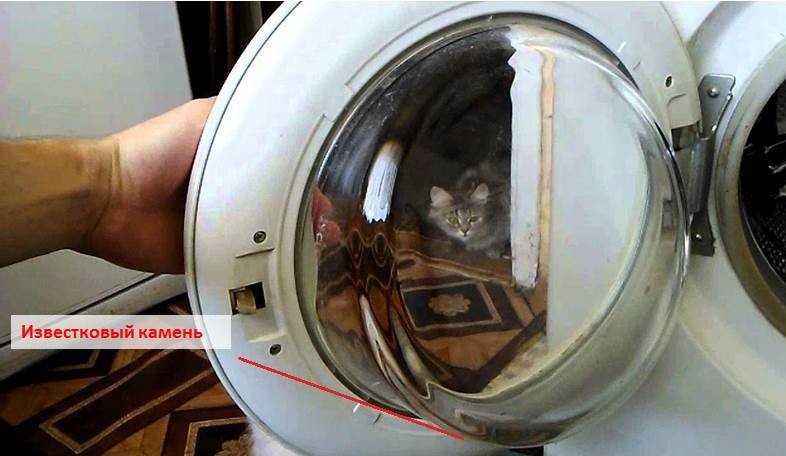 на дъното на вратата на люка и на маншета се образува варовик