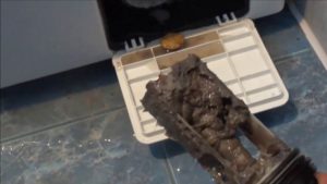 Накиснете прекалено замърсения филтър в лимонена киселина
