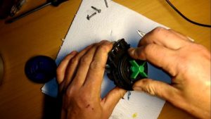 опитвайки се да поставите работното колело върху лепило