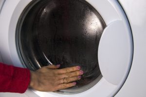 почувствайте стъклото на вратата на люка