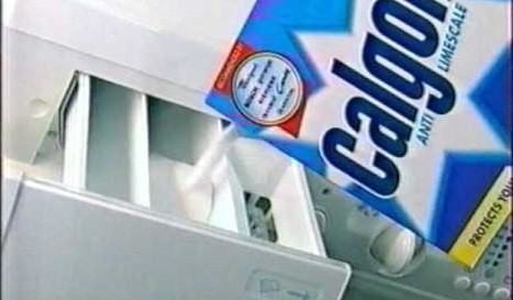добавете Calgon към пералнята