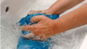 изплакнете нещата под течаща вода