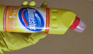 Работете с Domestos само с гумени ръкавици 