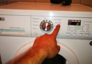 Как да включите източването на водата в пералня LG