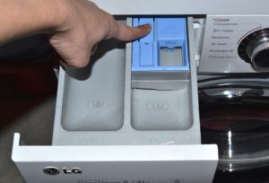 Как да извадя таблата за прах LG от пералнята?