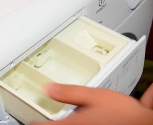 Как да почистите контейнера за прах на пералня Indesit?