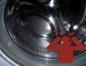 Барабанът скърца в пералня Indesit
