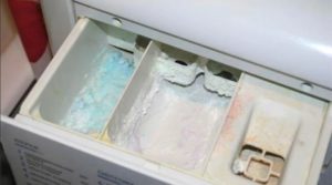 Как да почистите тавата на пералнята от вкаменен прах?