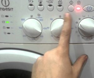 Как да спрете пералня Indesit по време на пране?