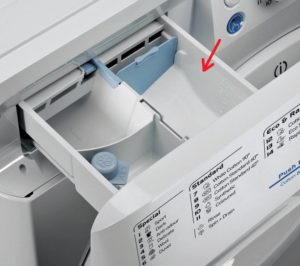 Къде да налея течен прах в пералня Indesit?