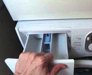 Изтича вода от отделението за прах в пералня Samsung