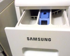Къде да налея течен прах в пералня Samsung?