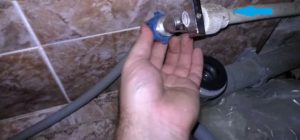 машината е свързана със студена вода 1 точка