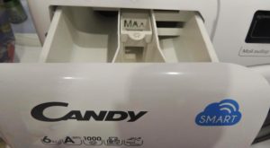 изсипете праха в кюветата Kandy