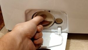 източете водата през филтъра