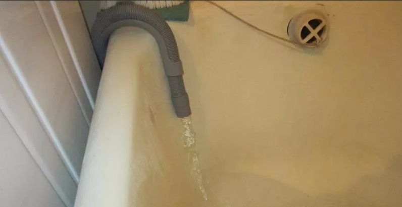 гравитачно оттичане на вода през маркуч