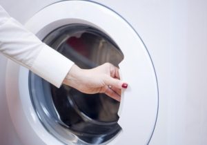 Как да отворите вратата на пералня Electrolux?