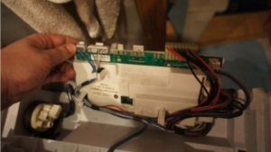 демонтирайте контролния модул SM Whirlpool 