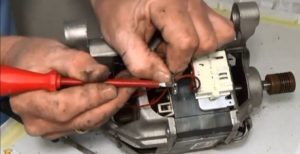 процес на смяна на четки на двигател Electrolux 