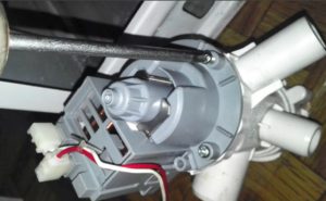 Как да смените дренажната помпа на пералня Whirlpool