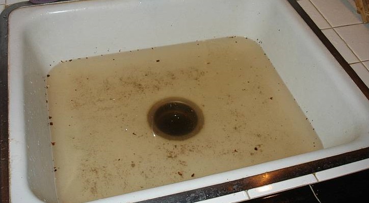 проверете дали водата изтича в канала