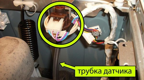 намерете превключвателя за налягане под горния капак
