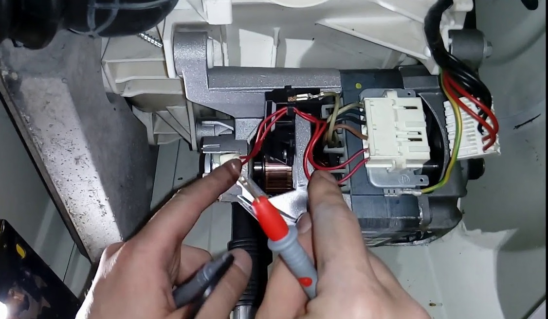 Къде се намират четките в пералнята?