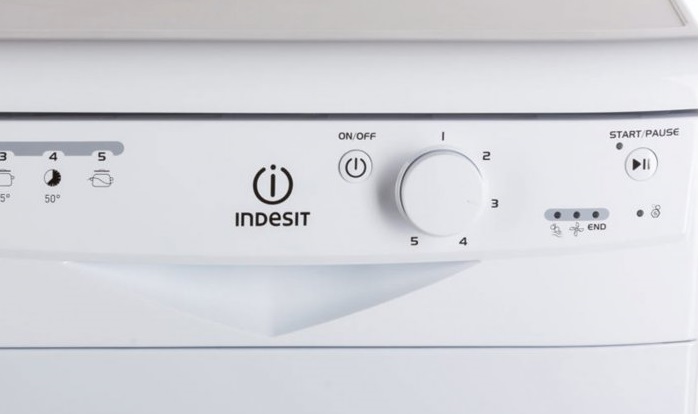 Съдомиялна Indesit с копче за избор на програма