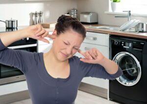 Защо пералнята ми издава силен шум при изплакване?