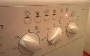 Пералня Indesit не се изключва