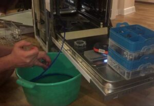 Как да източите водата от съдомиялна Electrolux