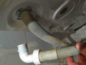 Сваляне на дренажен маркуч от пералня Beko