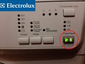 Бутонът за стартиране мига в зелено на перална машина Electrolux